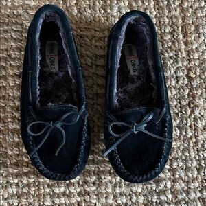 Minnetonka Black Suede moccasin Loafers bow tie on top.
Fur lined
SZ 10
